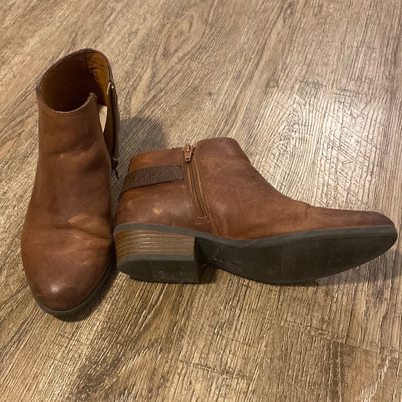 Clarks Booties GUC - Picture 1 of 7